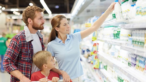 família a comprar leite no supermercado